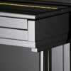 Piano acoustique droit C.BECHSTEIN 124 CLASSIQUE Noir Brillant Coin d'un piano moderne noir et argenté
