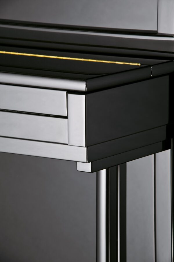 Piano acoustique droit C.BECHSTEIN 124 CLASSIQUE Noir Brillant Coin d'un piano moderne noir et argenté